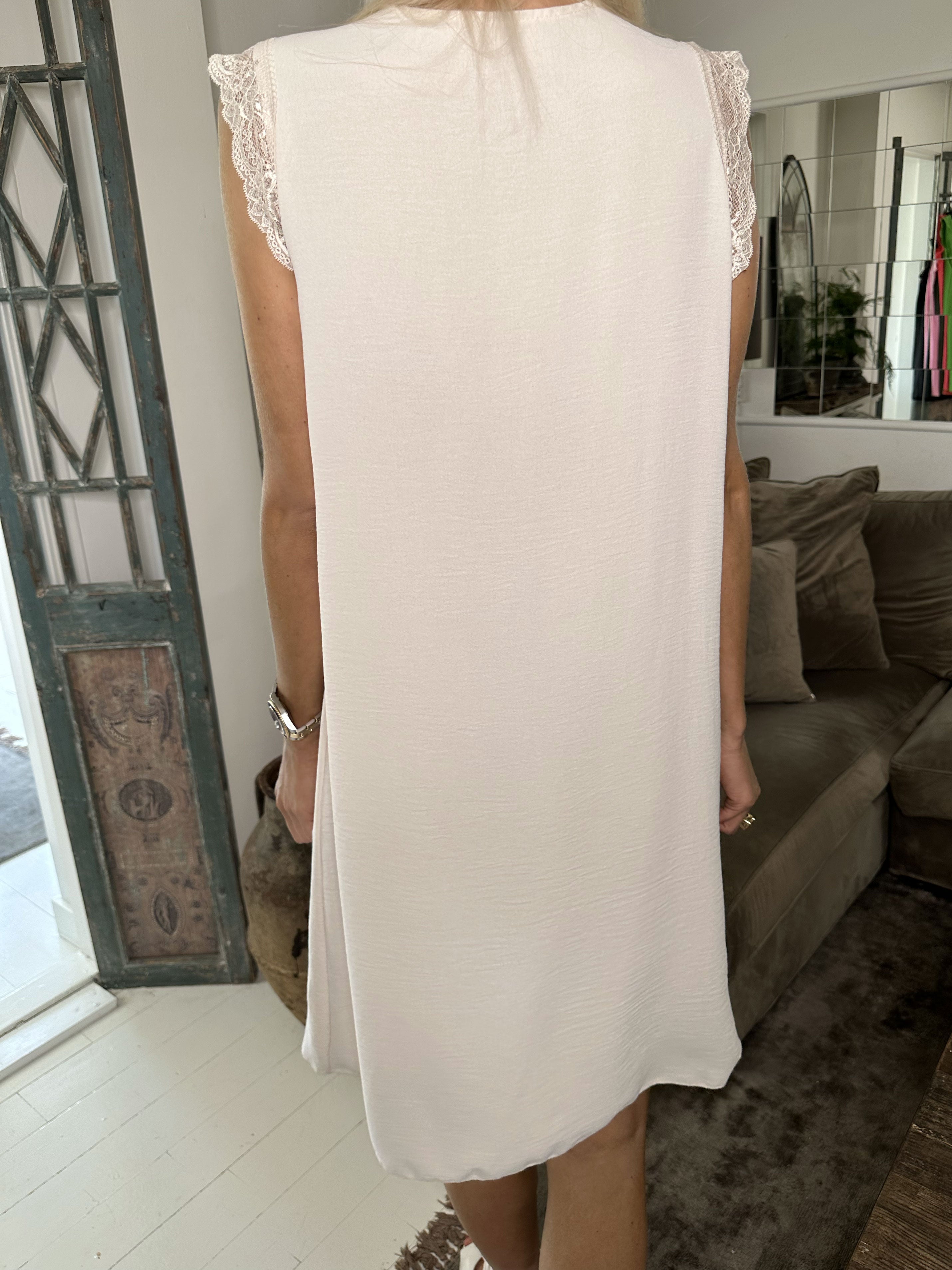 Elly - Sød sommerkjole med blonder